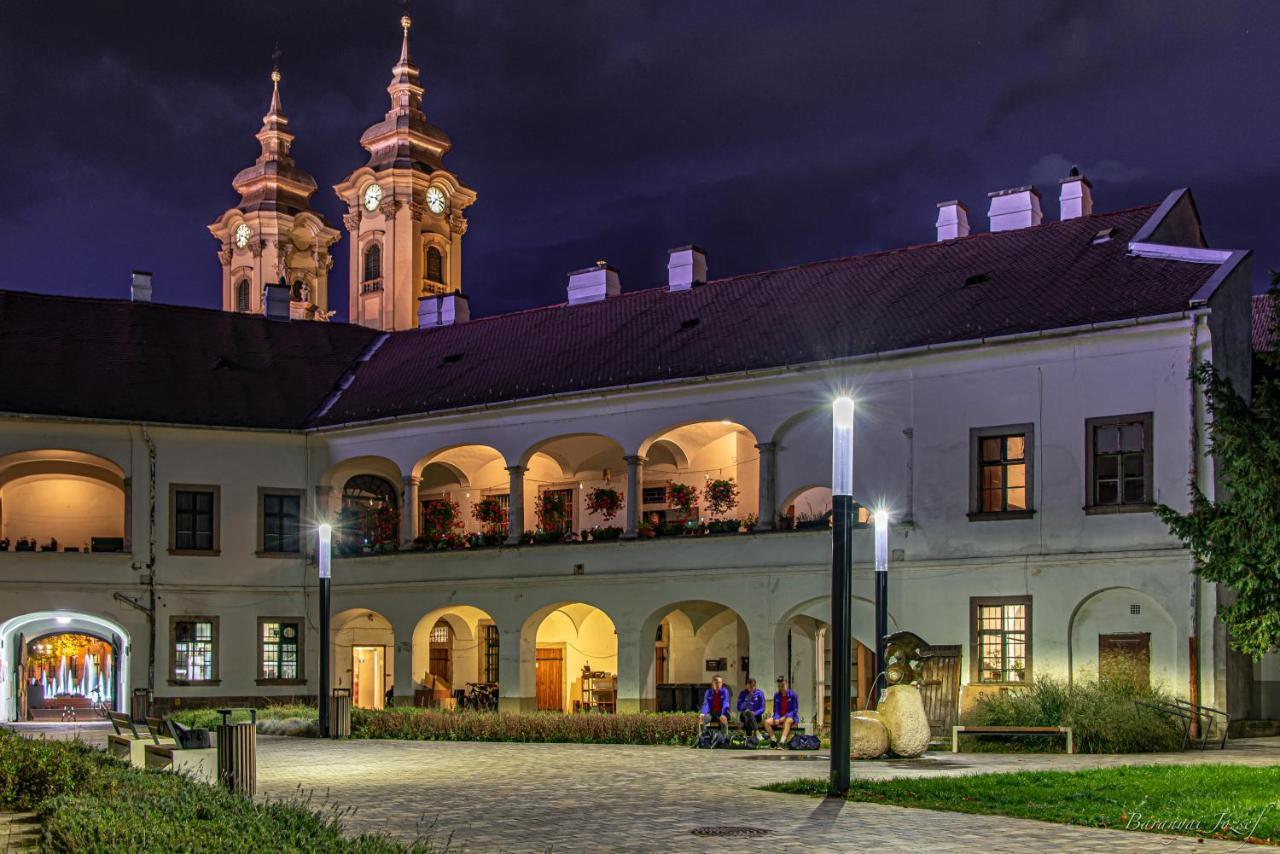 Foter Apartman Эгер Экстерьер фото